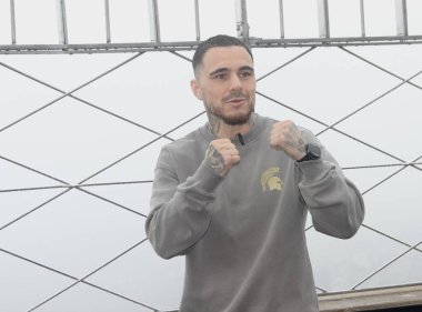 Richardson Hitchins, George Kambosos Jr. 'a karşı 14 Haziran' da Madison Square Garden Tiyatrosu 'ndaki dünya şampiyonluk maçı öncesinde Empire State Binası' nda karşı karşıya geldi. 10 Haziran 2025, New York, ABD (niyi fote / theenews2)