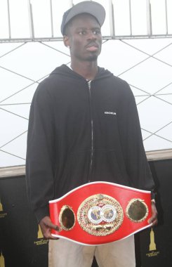 Richardson Hitchins, George Kambosos Jr. 'a karşı 14 Haziran' da Madison Square Garden Tiyatrosu 'ndaki dünya şampiyonluk maçı öncesinde Empire State Binası' nda karşı karşıya geldi. 10 Haziran 2025, New York, ABD (niyi fote / theenews2)