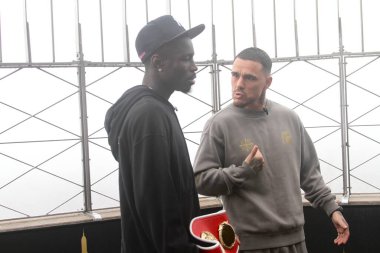 Richardson Hitchins, George Kambosos Jr. 'a karşı 14 Haziran' da Madison Square Garden Tiyatrosu 'ndaki dünya şampiyonluk maçı öncesinde Empire State Binası' nda karşı karşıya geldi. 10 Haziran 2025, New York, ABD (niyi fote / theenews2)