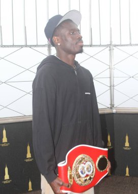 Richardson Hitchins, George Kambosos Jr. 'a karşı 14 Haziran' da Madison Square Garden Tiyatrosu 'ndaki dünya şampiyonluk maçı öncesinde Empire State Binası' nda karşı karşıya geldi. 10 Haziran 2025, New York, ABD (niyi fote / theenews2)