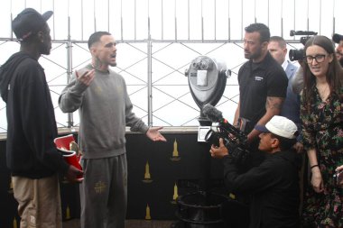 Richardson Hitchins, George Kambosos Jr. 'a karşı 14 Haziran' da Madison Square Garden Tiyatrosu 'ndaki dünya şampiyonluk maçı öncesinde Empire State Binası' nda karşı karşıya geldi. 10 Haziran 2025, New York, ABD (niyi fote / theenews2)