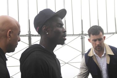 Richardson Hitchins, George Kambosos Jr. 'a karşı 14 Haziran' da Madison Square Garden Tiyatrosu 'ndaki dünya şampiyonluk maçı öncesinde Empire State Binası' nda karşı karşıya geldi. 10 Haziran 2025, New York, ABD (niyi fote / theenews2)