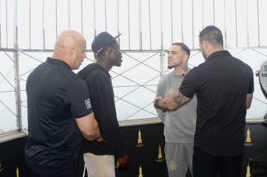 Richardson Hitchins, George Kambosos Jr. 'a karşı 14 Haziran' da Madison Square Garden Tiyatrosu 'ndaki dünya şampiyonluk maçı öncesinde Empire State Binası' nda karşı karşıya geldi. 10 Haziran 2025, New York, ABD (niyi fote / theenews2)