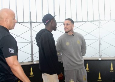 Richardson Hitchins, George Kambosos Jr. 'a karşı 14 Haziran' da Madison Square Garden Tiyatrosu 'ndaki dünya şampiyonluk maçı öncesinde Empire State Binası' nda karşı karşıya geldi. 10 Haziran 2025, New York, ABD (niyi fote / theenews2)