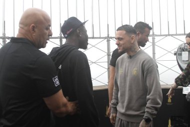 Richardson Hitchins, George Kambosos Jr. 'a karşı 14 Haziran' da Madison Square Garden Tiyatrosu 'ndaki dünya şampiyonluk maçı öncesinde Empire State Binası' nda karşı karşıya geldi. 10 Haziran 2025, New York, ABD (niyi fote / theenews2)