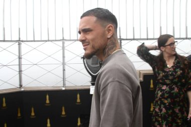 Richardson Hitchins, George Kambosos Jr. 'a karşı 14 Haziran' da Madison Square Garden Tiyatrosu 'ndaki dünya şampiyonluk maçı öncesinde Empire State Binası' nda karşı karşıya geldi. 10 Haziran 2025, New York, ABD (niyi fote / theenews2)