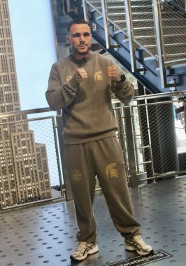 Richardson Hitchins, George Kambosos Jr. 'a karşı 14 Haziran' da Madison Square Garden Tiyatrosu 'ndaki dünya şampiyonluk maçı öncesinde Empire State Binası' nda karşı karşıya geldi. 10 Haziran 2025, New York, ABD (niyi fote / theenews2)