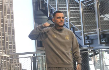 Richardson Hitchins, George Kambosos Jr. 'a karşı 14 Haziran' da Madison Square Garden Tiyatrosu 'ndaki dünya şampiyonluk maçı öncesinde Empire State Binası' nda karşı karşıya geldi. 10 Haziran 2025, New York, ABD (niyi fote / theenews2)