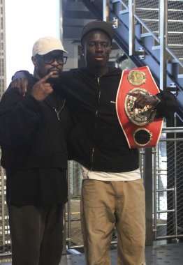 Richardson Hitchins, George Kambosos Jr. 'a karşı 14 Haziran' da Madison Square Garden Tiyatrosu 'ndaki dünya şampiyonluk maçı öncesinde Empire State Binası' nda karşı karşıya geldi. 10 Haziran 2025, New York, ABD (niyi fote / theenews2)