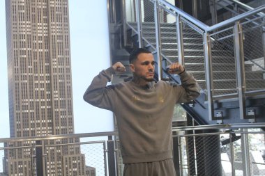 Richardson Hitchins, George Kambosos Jr. 'a karşı 14 Haziran' da Madison Square Garden Tiyatrosu 'ndaki dünya şampiyonluk maçı öncesinde Empire State Binası' nda karşı karşıya geldi. 10 Haziran 2025, New York, ABD (niyi fote / theenews2)