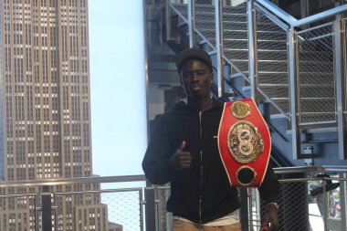 Richardson Hitchins, George Kambosos Jr. 'a karşı 14 Haziran' da Madison Square Garden Tiyatrosu 'ndaki dünya şampiyonluk maçı öncesinde Empire State Binası' nda karşı karşıya geldi. 10 Haziran 2025, New York, ABD (niyi fote / theenews2)