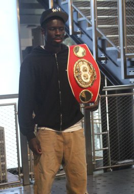 Richardson Hitchins, George Kambosos Jr. 'a karşı 14 Haziran' da Madison Square Garden Tiyatrosu 'ndaki dünya şampiyonluk maçı öncesinde Empire State Binası' nda karşı karşıya geldi. 10 Haziran 2025, New York, ABD (niyi fote / theenews2)