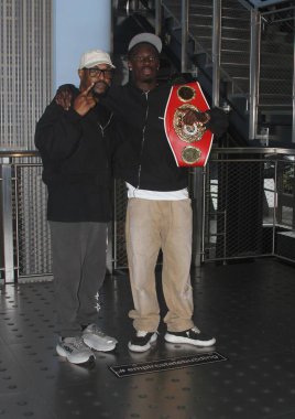 Richardson Hitchins, George Kambosos Jr. 'a karşı 14 Haziran' da Madison Square Garden Tiyatrosu 'ndaki dünya şampiyonluk maçı öncesinde Empire State Binası' nda karşı karşıya geldi. 10 Haziran 2025, New York, ABD (niyi fote / theenews2)