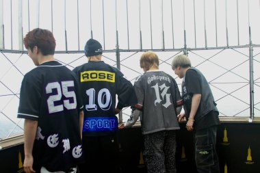 Empire State Binası 'nı ilk kez ziyaret edip dünya turnesini kutlayacağız. 10 Haziran 2025, New York, ABD: Empire State Binası 'nı ilk kez ziyaret ederek dünya turnesinin ilk gündemini kutluyorlar..