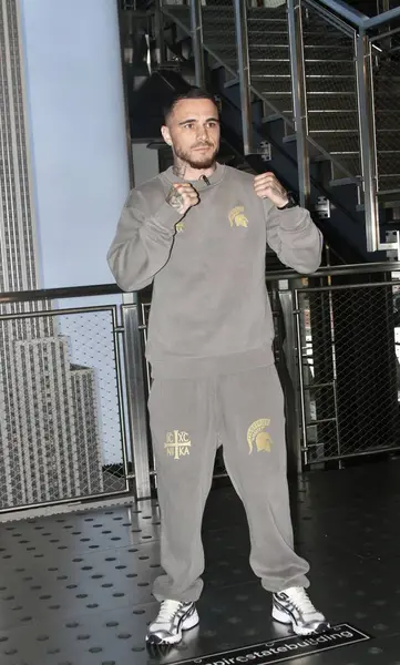 Richardson Hitchins, George Kambosos Jr. 'a karşı 14 Haziran' da Madison Square Garden 'da yapılacak dünya şampiyonluk maçı öncesinde Empire State binasında karşı karşıya geldi. 10 Haziran 2025, New York, ABD (niyi fote / theenews2)