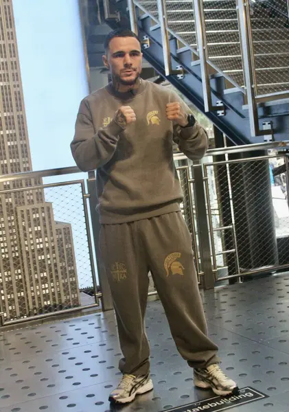 Richardson Hitchins, George Kambosos Jr. 'a karşı 14 Haziran' da Madison Square Garden Tiyatrosu 'ndaki dünya şampiyonluk maçı öncesinde Empire State Binası' nda karşı karşıya geldi. 10 Haziran 2025, New York, ABD (niyi fote / theenews2)