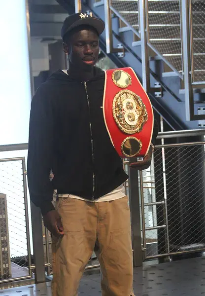 Richardson Hitchins, George Kambosos Jr. 'a karşı 14 Haziran' da Madison Square Garden Tiyatrosu 'ndaki dünya şampiyonluk maçı öncesinde Empire State Binası' nda karşı karşıya geldi. 10 Haziran 2025, New York, ABD (niyi fote / theenews2)