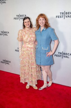 9 Haziran 2025, New York, New York, ABD: (l-r) Lillian carrier ve yönetmen Lauren Meyering, Sva Tiyatrosu 'ndaki 2025 tribeca festivali (m10' lar / thenews2) prömiyerine katıldı.)