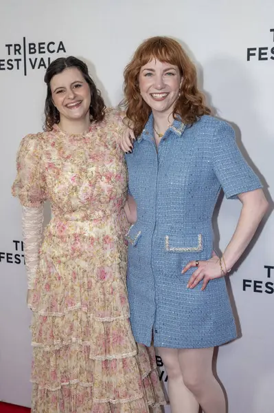 9 Haziran 2025, New York, New York, ABD: (l-r) Lillian carrier ve yönetmen Lauren Meyering, Sva Tiyatrosu 'ndaki 2025 tribeca festivali (m10' lar / thenews2) prömiyerine katıldı.)