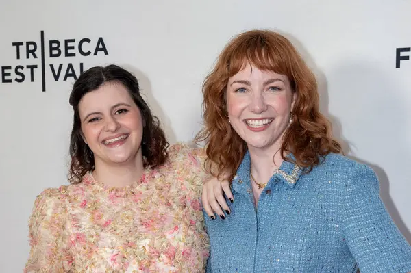 9 Haziran 2025, New York, New York, ABD: (l-r) Lillian carrier ve yönetmen Lauren Meyering, Sva Tiyatrosu 'ndaki 2025 tribeca festivali (m10' lar / thenews2) prömiyerine katıldı.)