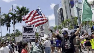 Miami 'de Amerikan Protestosunda Krallar Yok. 14 Haziran 2025, Miami, Florida, ABD. Birçok Trump karşıtı protestocu Miami 'deki Biscayne Bulvarı' nda ABD Başkanı Donald Trump 'ı göç karşıtı politikaları yüzünden protesto etmek için toplandı.