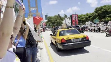 Miami 'de Amerikan Protestosunda Krallar Yok. 14 Haziran 2025, Miami, Florida, ABD. Birçok Trump karşıtı protestocu Miami 'deki Biscayne Bulvarı' nda ABD Başkanı Donald Trump 'ı göç karşıtı politikaları yüzünden protesto etmek için toplandı.