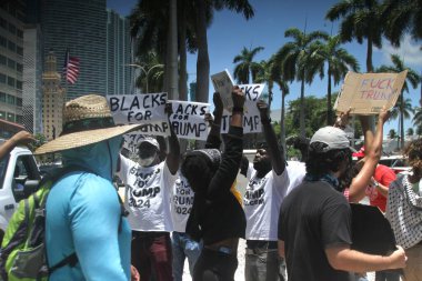 14 Haziran 2025, Miami, Florida, ABD: Miami 'deki Bisscayne Bulvarı' nda birçok anti-koz protestocusu bize karşı protesto gösterisi düzenledi, Donald Trump 'ın göçmenlik politikaları, otoriterciliği (niyi fote / the enews2)