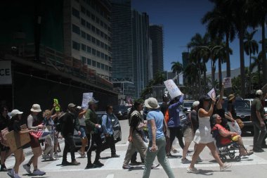 14 Haziran 2025, Miami, Florida, ABD: Miami 'deki Bisscayne Bulvarı' nda birçok anti-koz protestocusu bize karşı protesto gösterisi düzenledi, Donald Trump 'ın göçmenlik politikaları, otoriterciliği (niyi fote / the enews2)
