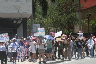14 Haziran 2025, Miami, Florida, ABD: Miami 'deki Bisscayne Bulvarı' nda birçok anti-koz protestocusu bize karşı protesto gösterisi düzenledi, Donald Trump 'ın göçmenlik politikaları, otoriterciliği (niyi fote / the enews2)