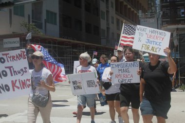 14 Haziran 2025, Miami, Florida, ABD: Miami 'deki Bisscayne Bulvarı' nda birçok anti-koz protestocusu bize karşı protesto gösterisi düzenledi, Donald Trump 'ın göçmenlik politikaları, otoriterciliği (niyi fote / the enews2)