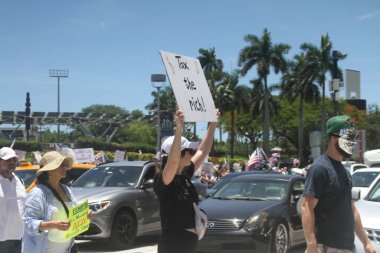 14 Haziran 2025, Miami, Florida, ABD: Miami 'deki Bisscayne Bulvarı' nda birçok anti-koz protestocusu bize karşı protesto gösterisi düzenledi, Donald Trump 'ın göçmenlik politikaları, otoriterciliği (niyi fote / the enews2)
