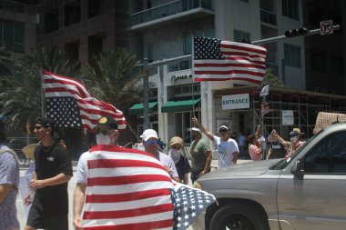 14 Haziran 2025, Miami, Florida, ABD: Miami 'deki Bisscayne Bulvarı' nda birçok anti-koz protestocusu bize karşı protesto gösterisi düzenledi, Donald Trump 'ın göçmenlik politikaları, otoriterciliği (niyi fote / the enews2)