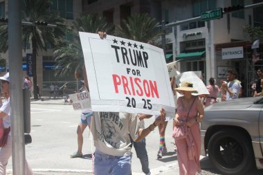 14 Haziran 2025, Miami, Florida, ABD: Miami 'deki Bisscayne Bulvarı' nda birçok anti-koz protestocusu bize karşı protesto gösterisi düzenledi, Donald Trump 'ın göçmenlik politikaları, otoriterciliği (niyi fote / the enews2)