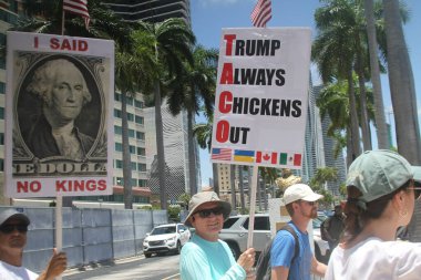 14 Haziran 2025, Miami, Florida, ABD: Miami 'deki Bisscayne Bulvarı' nda birçok anti-koz protestocusu bize karşı protesto gösterisi düzenledi, Donald Trump 'ın göçmenlik politikaları, otoriterciliği (niyi fote / the enews2)