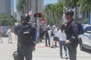 14 Haziran 2025, Miami, Florida, ABD: Miami 'deki Bisscayne Bulvarı' nda birçok anti-koz protestocusu bize karşı protesto gösterisi düzenledi, Donald Trump 'ın göçmenlik politikaları, otoriterciliği (niyi fote / the enews2)