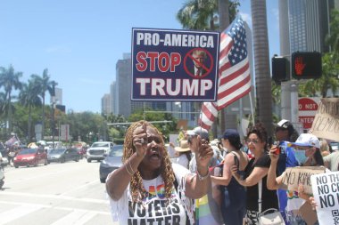 14 Haziran 2025, Miami, Florida, ABD: Miami 'deki Bisscayne Bulvarı' nda birçok anti-koz protestocusu bize karşı protesto gösterisi düzenledi, Donald Trump 'ın göçmenlik politikaları, otoriterciliği (niyi fote / the enews2)