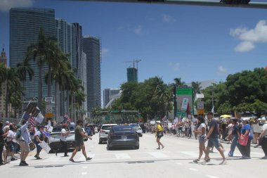 14 Haziran 2025, Miami, Florida, ABD: Miami 'deki Bisscayne Bulvarı' nda birçok anti-koz protestocusu bize karşı protesto gösterisi düzenledi, Donald Trump 'ın göçmenlik politikaları, otoriterciliği (niyi fote / the enews2)