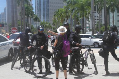 14 Haziran 2025, Miami, Florida, ABD: Miami 'deki Bisscayne Bulvarı' nda birçok anti-koz protestocusu bize karşı protesto gösterisi düzenledi, Donald Trump 'ın göçmenlik politikaları, otoriterciliği (niyi fote / the enews2)