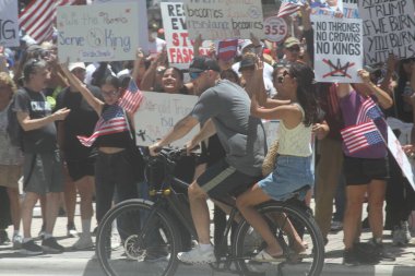 14 Haziran 2025, Miami, Florida, ABD: Miami 'deki Bisscayne Bulvarı' nda birçok anti-koz protestocusu bize karşı protesto gösterisi düzenledi, Donald Trump 'ın göçmenlik politikaları, otoriterciliği (niyi fote / the enews2)