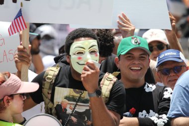 14 Haziran 2025, Miami, Florida, ABD: Miami 'deki Bisscayne Bulvarı' nda birçok anti-koz protestocusu bize karşı protesto gösterisi düzenledi, Donald Trump 'ın göçmenlik politikaları, otoriterciliği (niyi fote / the enews2)