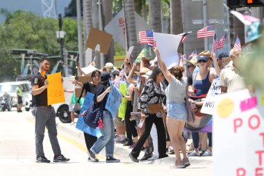 14 Haziran 2025, Miami, Florida, ABD: Miami 'deki Bisscayne Bulvarı' nda birçok anti-koz protestocusu bize karşı protesto gösterisi düzenledi, Donald Trump 'ın göçmenlik politikaları, otoriterciliği (niyi fote / the enews2)