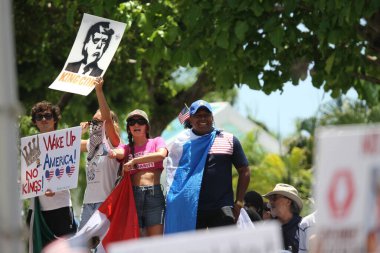 14 Haziran 2025, Miami, Florida, ABD: Miami 'deki Bisscayne Bulvarı' nda birçok anti-koz protestocusu bize karşı protesto gösterisi düzenledi, Donald Trump 'ın göçmenlik politikaları, otoriterciliği (niyi fote / the enews2)