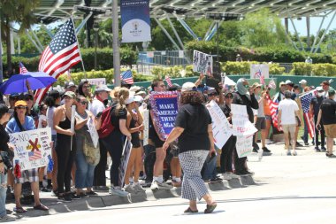 14 Haziran 2025, Miami, Florida, ABD: Miami 'deki Bisscayne Bulvarı' nda birçok anti-koz protestocusu bize karşı protesto gösterisi düzenledi, Donald Trump 'ın göçmenlik politikaları, otoriterciliği (niyi fote / the enews2)