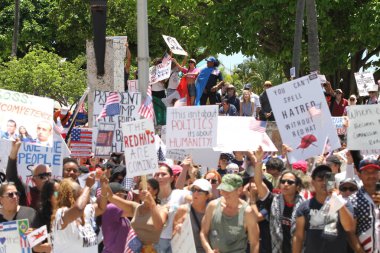 14 Haziran 2025, Miami, Florida, ABD: Miami 'deki Bisscayne Bulvarı' nda birçok anti-koz protestocusu bize karşı protesto gösterisi düzenledi, Donald Trump 'ın göçmenlik politikaları, otoriterciliği (niyi fote / the enews2)