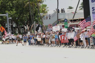 14 Haziran 2025, Miami, Florida, ABD: Miami 'deki Bisscayne Bulvarı' nda birçok anti-koz protestocusu bize karşı protesto gösterisi düzenledi, Donald Trump 'ın göçmenlik politikaları, otoriterciliği (niyi fote / the enews2)
