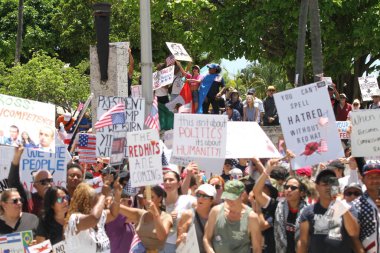 14 Haziran 2025, Miami, Florida, ABD: Miami 'deki Bisscayne Bulvarı' nda birçok anti-koz protestocusu bize karşı protesto gösterisi düzenledi, Donald Trump 'ın göçmenlik politikaları, otoriterciliği (niyi fote / the enews2)