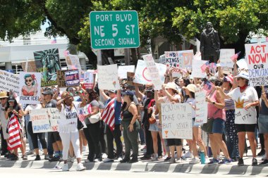 14 Haziran 2025, Miami, Florida, ABD: Miami 'deki Bisscayne Bulvarı' nda birçok anti-koz protestocusu bize karşı protesto gösterisi düzenledi, Donald Trump 'ın göçmenlik politikaları, otoriterciliği (niyi fote / the enews2)