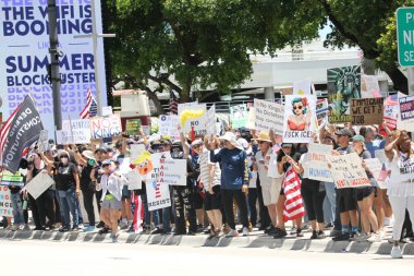 14 Haziran 2025, Miami, Florida, ABD: Miami 'deki Bisscayne Bulvarı' nda birçok anti-koz protestocusu bize karşı protesto gösterisi düzenledi, Donald Trump 'ın göçmenlik politikaları, otoriterciliği (niyi fote / the enews2)