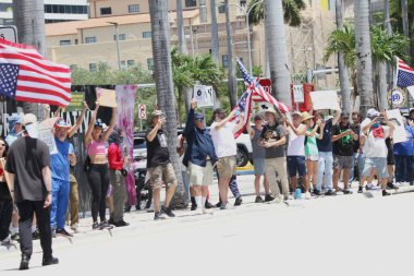 14 Haziran 2025, Miami, Florida, ABD: Miami 'deki Bisscayne Bulvarı' nda birçok anti-koz protestocusu bize karşı protesto gösterisi düzenledi, Donald Trump 'ın göçmenlik politikaları, otoriterciliği (niyi fote / the enews2)