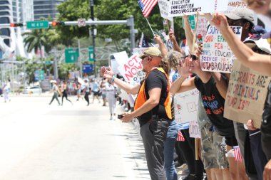 14 Haziran 2025, Miami, Florida, ABD: Miami 'deki Bisscayne Bulvarı' nda birçok anti-koz protestocusu bize karşı protesto gösterisi düzenledi, Donald Trump 'ın göçmenlik politikaları, otoriterciliği (niyi fote / the enews2)